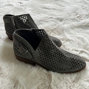 Vince Camuto ankle boots gray. Size 5 1/2